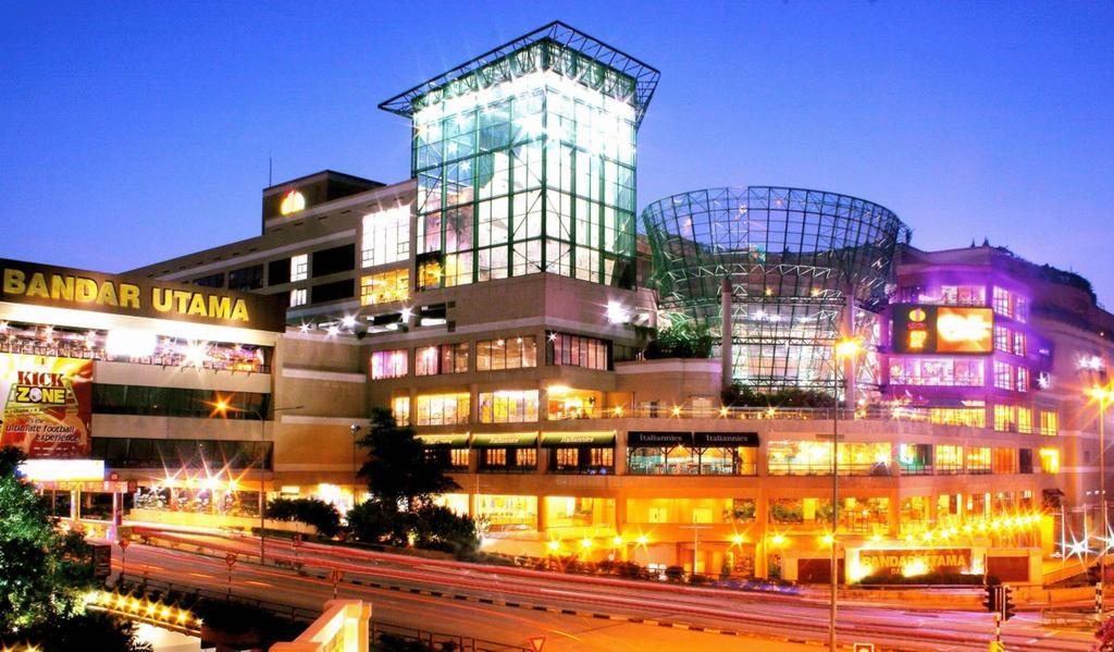 One World Hotel Petaling Jaya Exterior photo The mall at night